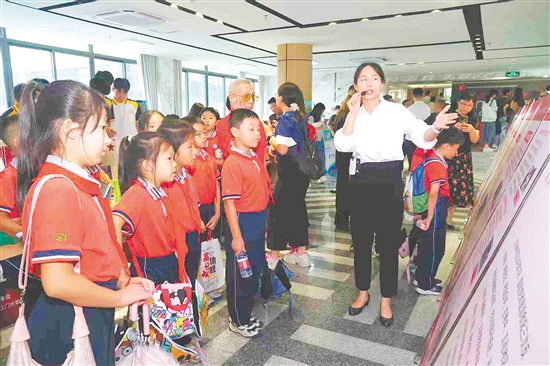 学生参观江门抗战历史专题巡回展，了解江门烽火岁月，铭记抗战历史。郭永乐
