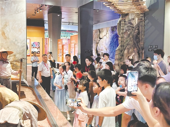 暑期，中国侨都华侨华人博物馆吸引众多青少年前来参观。