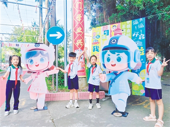 开平教育吉祥物“小开”“小苹”化身迎宾大使,迎接新生。 开平教育吉祥物“小开”“小苹”化身迎宾大使,迎接新生。