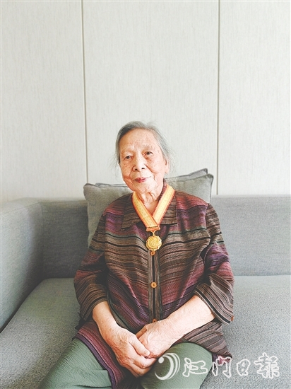 百岁抗战老同志陆平向记者讲述抗战故事。