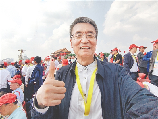 在现场，张国雄难掩激动之情。