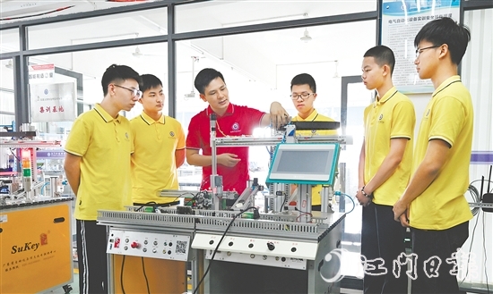 吴恩来正在指导学生们实训。