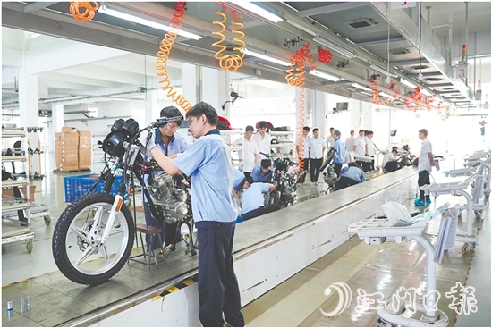 鹤山摩托车产业2024年实现总产值约55亿元,同比增长28.2%,今年上半年总产值继续保持24.9%的高位增长。 鹤山摩托车产业2024年实现总产值约55亿元,同比增长28.2%,今年上半年总产值继续保持24.9%的高位增长。