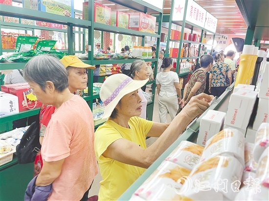 不少市民前来选购“鹤山优品”。 不少市民前来选购“鹤山优品”。