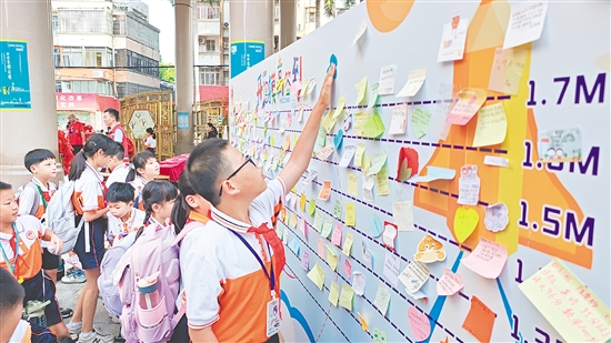 沙坪街道第一小学设立“开学摸高签到墙”，学生贴上写有新学期愿望的“心愿卡”。