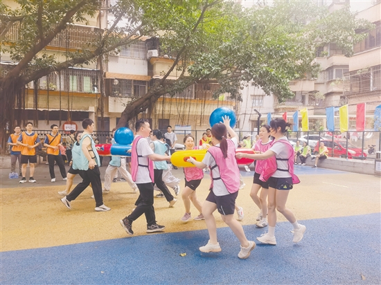 参赛队员在比赛中团结协作、互帮互助，展现了良好的精神风貌。