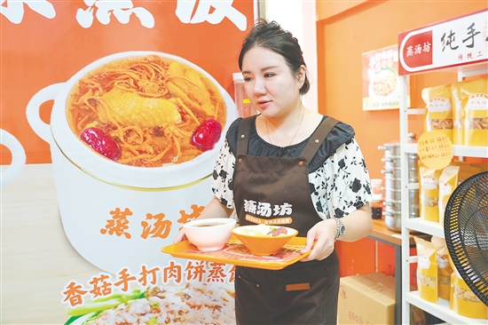 吴晨露为需要帮助的人送上热气腾腾的“爱心餐”。