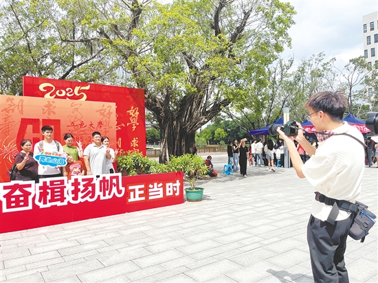 前来五邑大学报到的新生与随行的家人们合影留念。