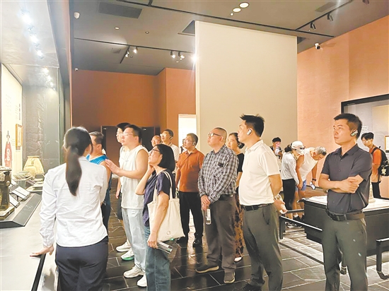 江门市华侨历史学会学者参观考察中山市博物馆。