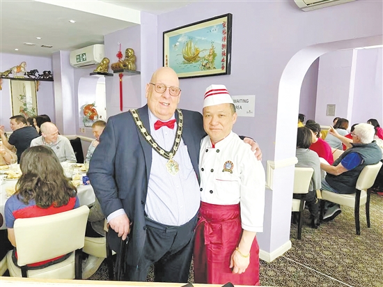 梁迪新（右）的中餐厅深受英国当地人喜爱。