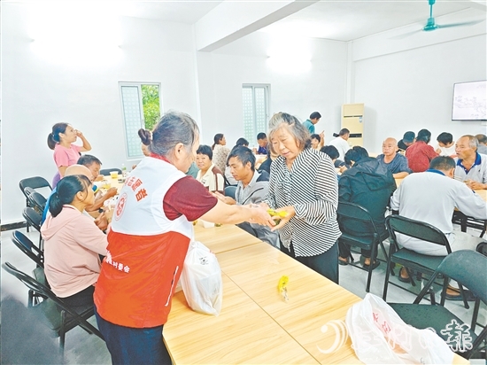 养殖户在村委会办公楼内吃上热饭。