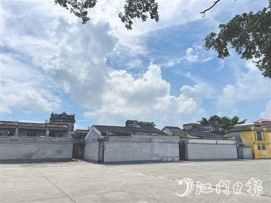 原来的卫生死角如今成为村民运动娱乐的好地方。