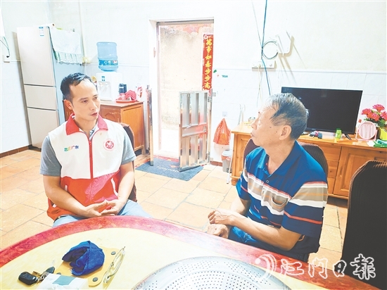 吴坚艺（左）入户收集民意。