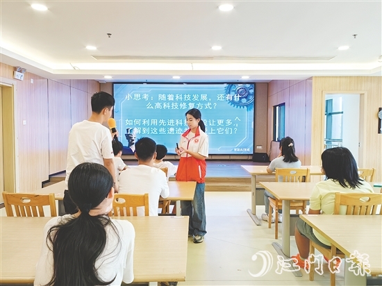 返乡大学生积极参与志愿服务活动。