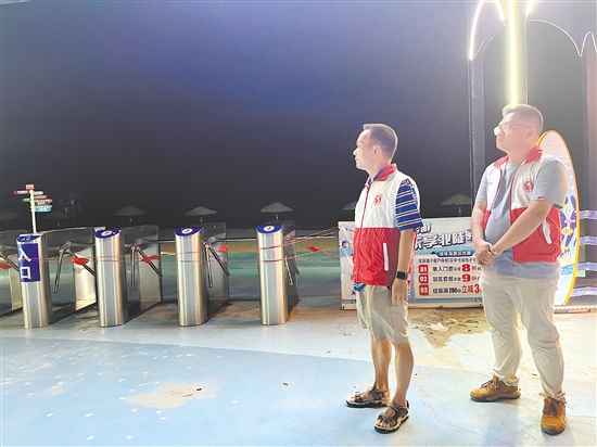 蔡仕敏在景区入口值守，确保台风期间没有游客进入景区。