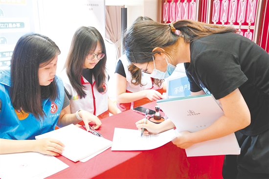 开平市多部门联合组建政务服务志愿服务队开展“交房即发证”专场服务活动。