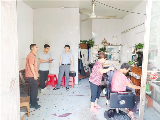 鹤山市残联工作人员到残疾人家庭就发展生产和自主创业情况进行中期回访。