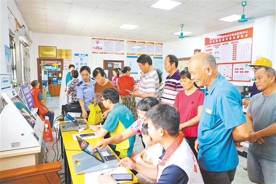 恩平市公安局治安大队在社区举办身份证办理服务专场活动。