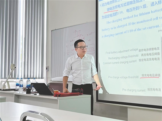 方镕城老师在泰国课堂授课。（学校供图）