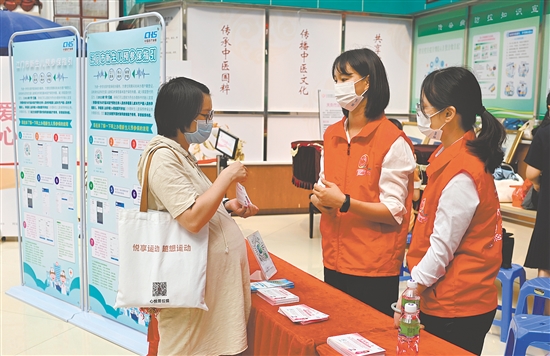 市医保局启动新生儿预参保便民服务。图为工作人员引导群众办理业务。