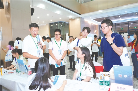 博士人才与用人单位开展“面对面”对接。