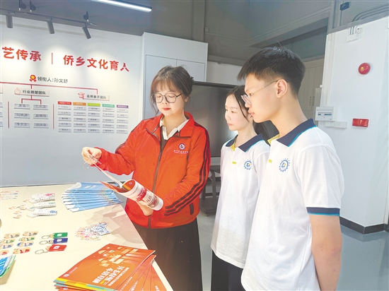 傅颖琪（左）和学生交流。
