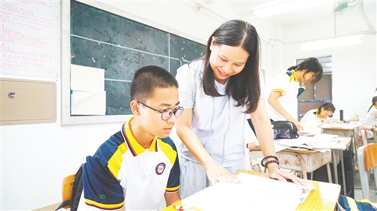 施敏仪与学生谈心。