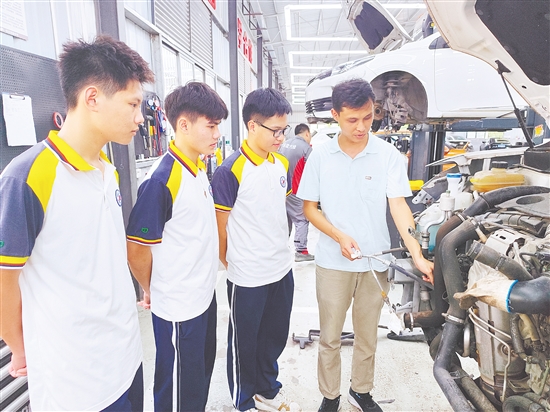 黄永健（右一）在指导学生实训。