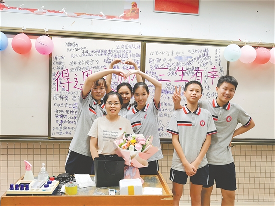 学生们感谢老师，为其送上了鲜花和祝福。