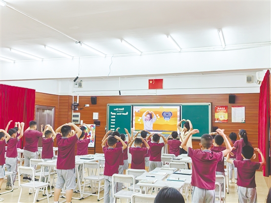 广德实验学校大力推行“三导一探”课堂教学模式。