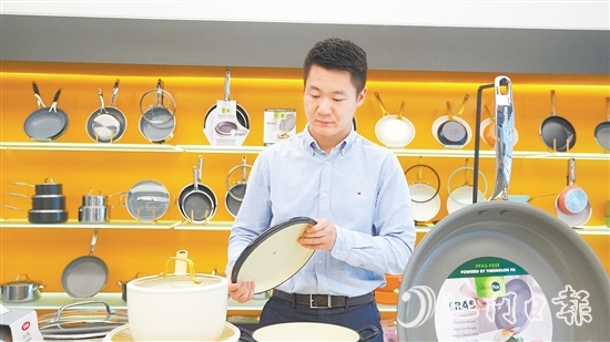 贠潇。