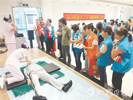 活动现场,医护人员演示心肺复苏等急救技能。 活动现场,医护人员演示心肺复苏等急救技能。