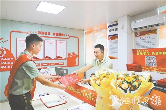 “一站式”报到服务为退役军人提供了方便。 “一站式”报到服务为退役军人提供了方便。