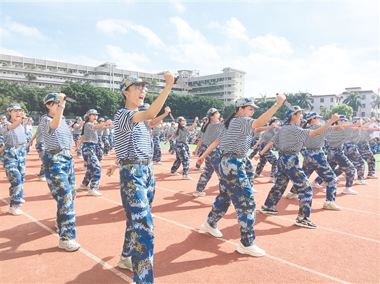 培英高中军训会操表演上，同学们精神抖擞。