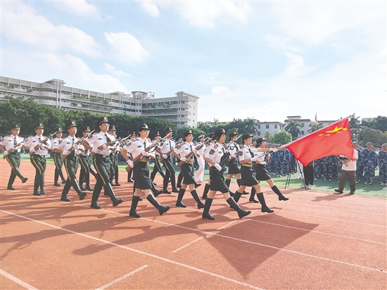 培英高中军训会操表演上，同学们精神抖擞。