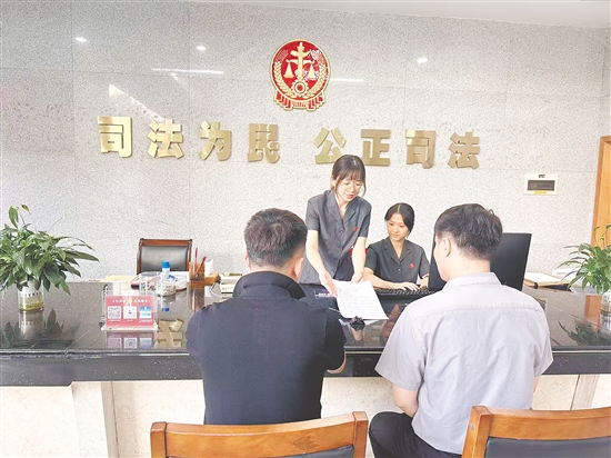 杜阮法庭法官为当事人提供法律咨询，指引当事人立案、参加诉讼。