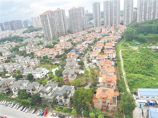 目前市区不少楼盘有二手别墅出售。 目前市区不少楼盘有二手别墅出售。