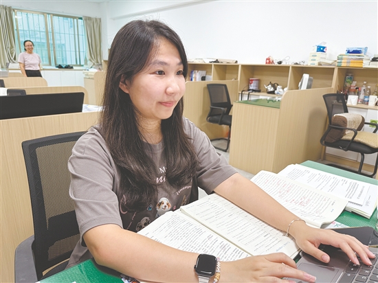 李敏婷毕业后回到母校，成为一名英语教师。