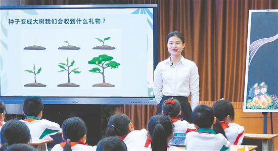 在心理健康教育课上，李甜甜引导学生思考问题。