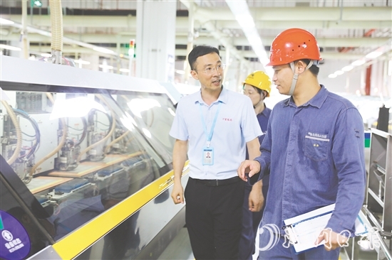 供电人员到鹤山中富上门走访,了解企业需求。 供电人员到鹤山中富上门走访,了解企业需求。