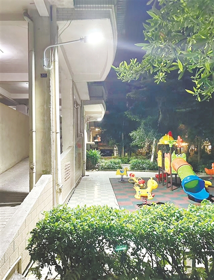 夜里，安装挂墙路灯后的盈翠苑小区不再昏暗，居民下楼活动更安心。
