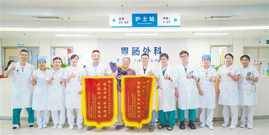 患者家属专程送来两面锦旗。