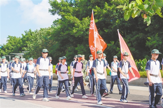 学生们在行走中理解“坚持”和“团结”的意义。