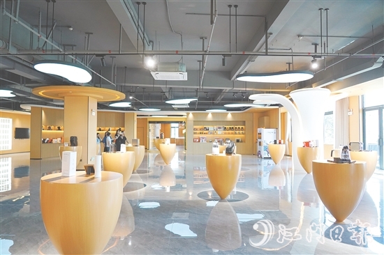 位于江海区的西啡科技展厅内,陈列着各式各样的胶囊咖啡机。 位于江海区的西啡科技展厅内,陈列着各式各样的胶囊咖啡机。