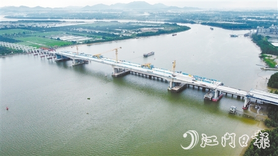 潭江特大桥主跨顺利合龙。 潭江特大桥主跨顺利合龙。