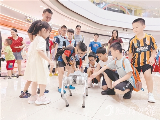 活动现场，广东科学技术职业学院带来的前沿科技展示吸引了大批市民驻足。