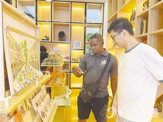 台山市以公共文化场馆为核心，充分发挥创意，开发了一系列独具特色的文化旅游产品。