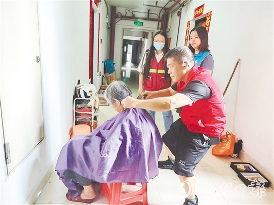 天福社区开展义剪活动，工作人员上门为行动不便老人理发。
