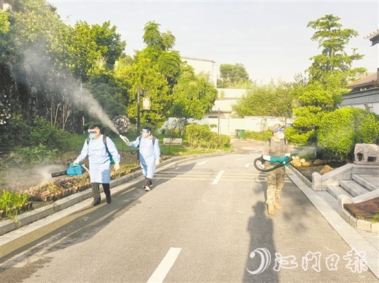 鹤山集中开展环境整治、消杀作业。 鹤山集中开展环境整治、消杀作业。