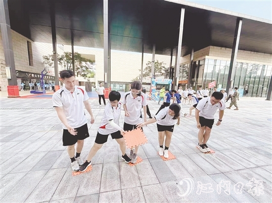 职工们在团结协作中展现奋勇争先的精神面貌。 职工们在团结协作中展现奋勇争先的精神面貌。